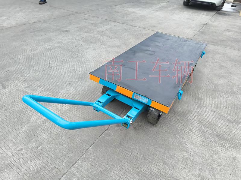 3吨小型千亿体育登录 带橡胶垫工具车